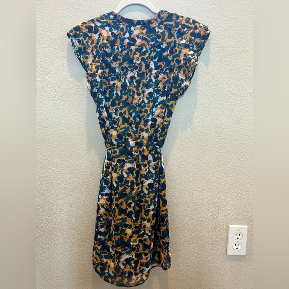 This pretty size 2 H&M dress is navy with a pretty pattern! - Picture 2 of 5